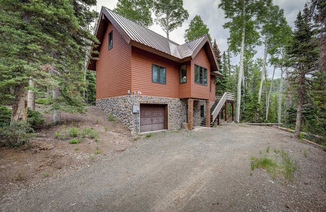 Cozy Cabin w/Deck & Fireplace in Beaver!