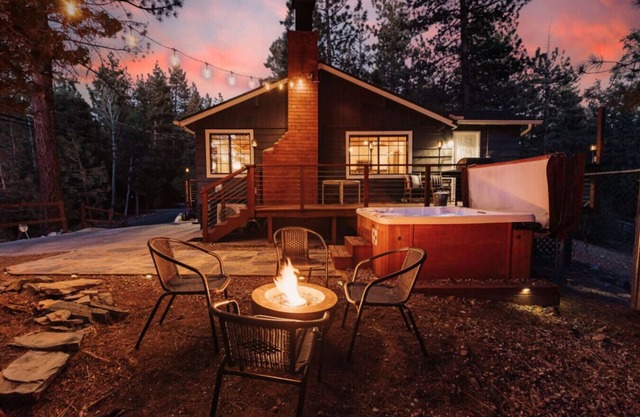 Cozy Cabin w/Hot Tub, EV, Mountain Views & BBQ