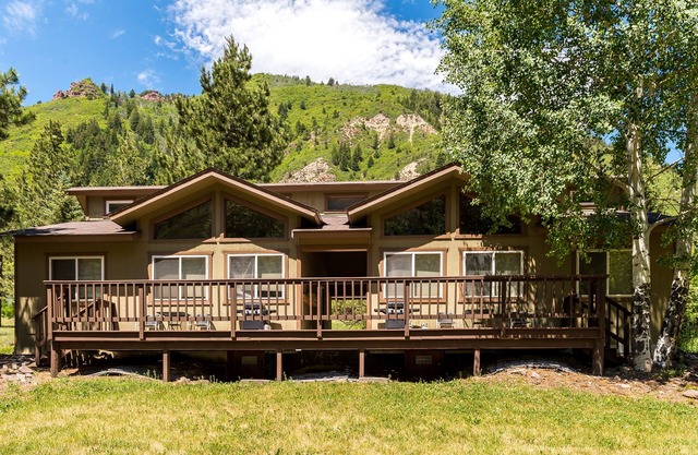 Cozy cabin w/shared natural hot spring hot tub - nature preserve across river