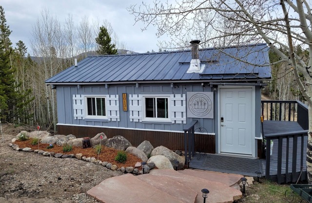 Cozy Cabin - Walk to Lake Granby - Family Friendly