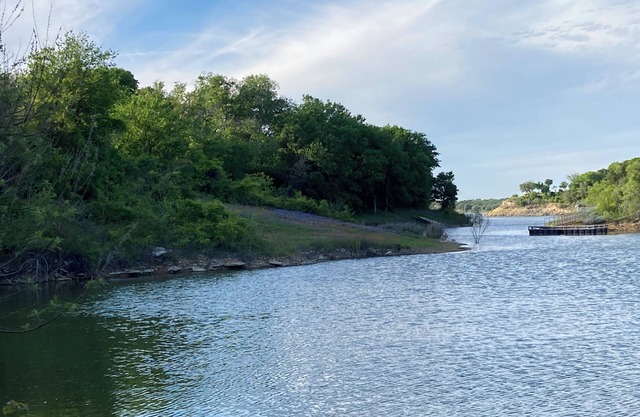 Cozy cabin with 1 bedroom 1 bath on a private cove in charming LakeWhitney!