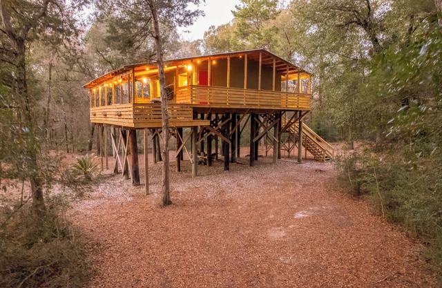 Cozy Cabin with a Massive Deck in Scenic Geneva, Alabama