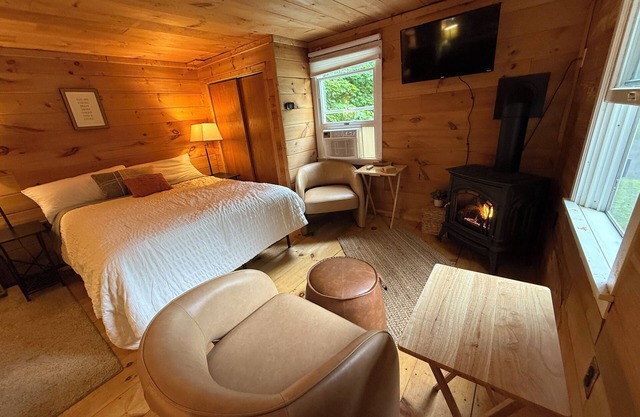 Cozy Cabin with AC, WiFi, Fireplace, Hot Tub