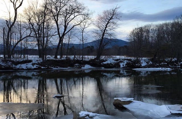 Cozy Cabin with beautiful mountain view located along the scenic Saco River