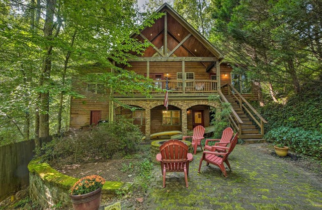 Cozy Cabin with Deck, Walk to Wildcat Creek and Dining