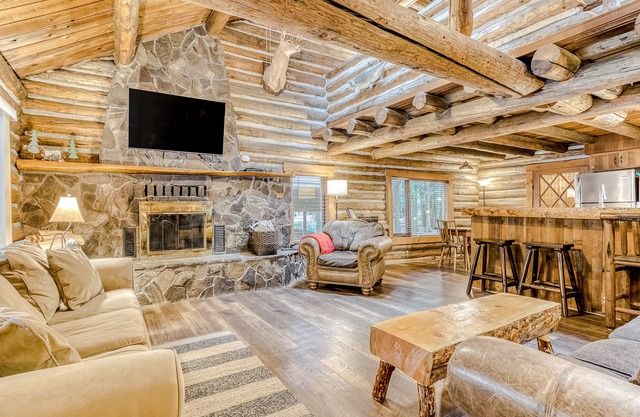 Cozy Cabin with Great Outdoor Space, Fireplace, & Free WiFi - Near Sandy River