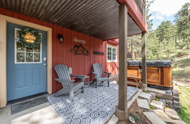 Cozy cabin with Hot tub Fireplace Fire pit Full kitchen Close to town and RMNP.