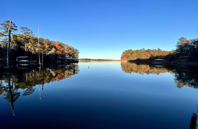 Cozy Cabin with Screened Porch and Fishing Dock on Lake D'Arbonne