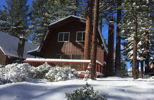 Cozy Cabin with Mountain Views from Deck, Loft and Hot Tubn