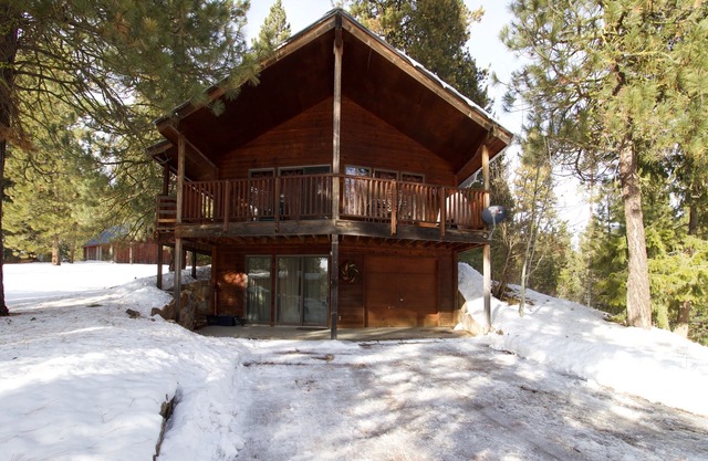 Cozy cabin with wood stove, WiFi, cable, and a foosball table