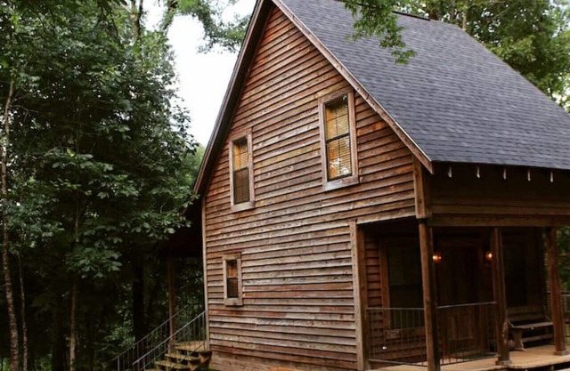 Cozy cabins on 30 acres.perfect for families.