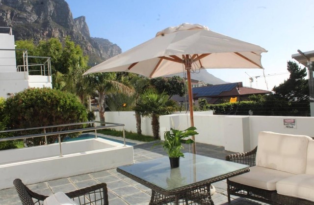 Cozy Camps Bay House with mountain and sea view