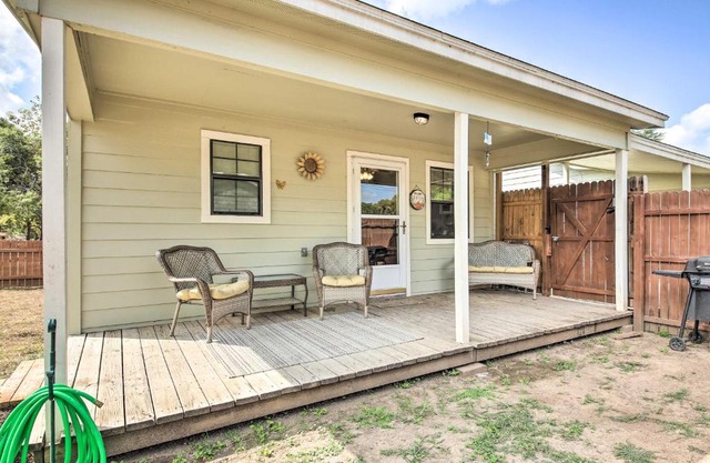 Cozy Canyon Lake Cottage 1 Mi to Guadalupe River!