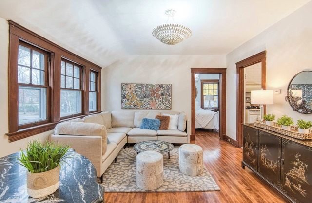 Cozy Carriage House Retreat Cleveland Heights