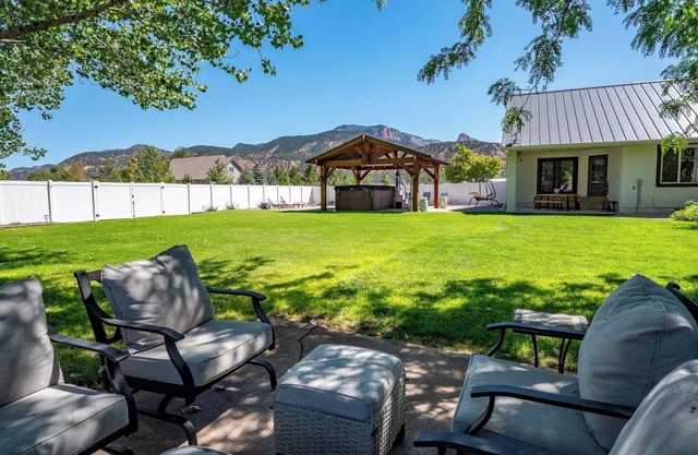 Cozy Casita on 3 acres w/views of Zion Fingers -Swim Spa & Pickleball Court!