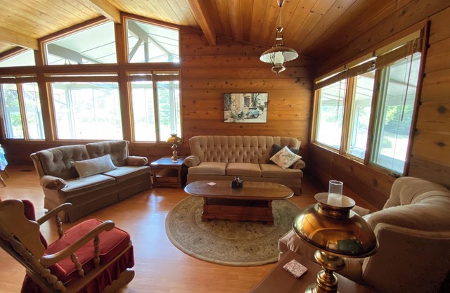 Cozy Cedar Cabin 4 season estate, Games Room, Beach & Trail access, Sled/XSki