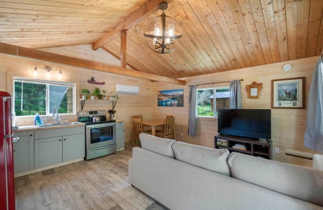 Cozy Cedar Cabin Steps Away From Mt. Rainier