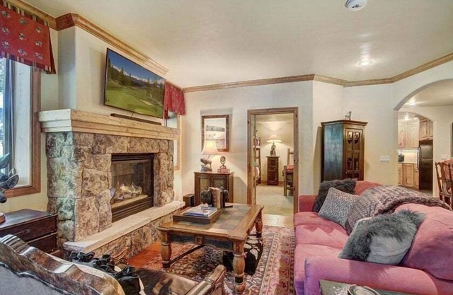 Cozy & Central Arrowhead Village Townhome