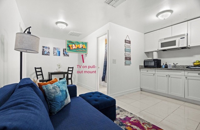 Cozy & Centrally Located Full Guesthouse- Sleeps 4. Short drive to everything!
