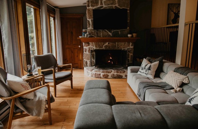 Cozy Chalet lake, hot tub and Stunning Views