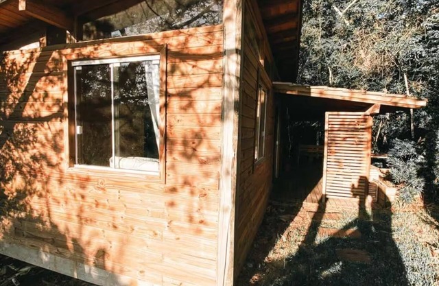 Cozy chalet immersed in native forest close to the beach and downtown Rosa!