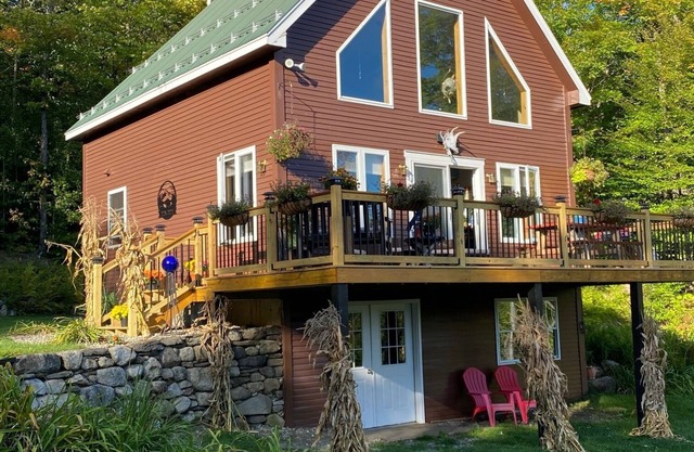 Cozy Chalet adjacent to Kingdom Trailsnbike, hike, ski, or just relax