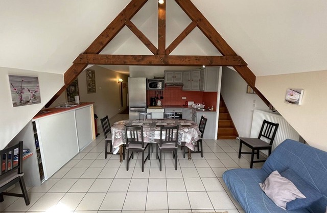 Cozy Chalet Apartment Near Lifts – Sleeps 6, Equipped Kitchen, TV, Free Shuttle