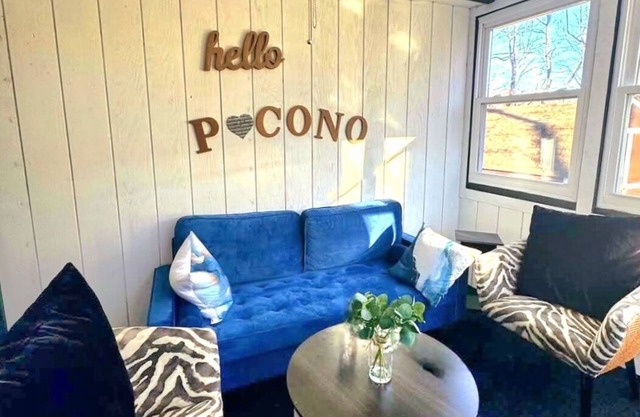 Cozy chalet in heart of POCONO with hot tub, game room, sun room, Firepit