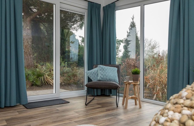 Cozy Chalet in Vrouwenpolder with garden