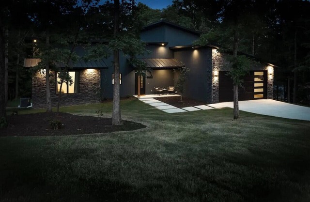 Cozy Chalet with Hot Tub Woodland Views Near Back 40 Trails