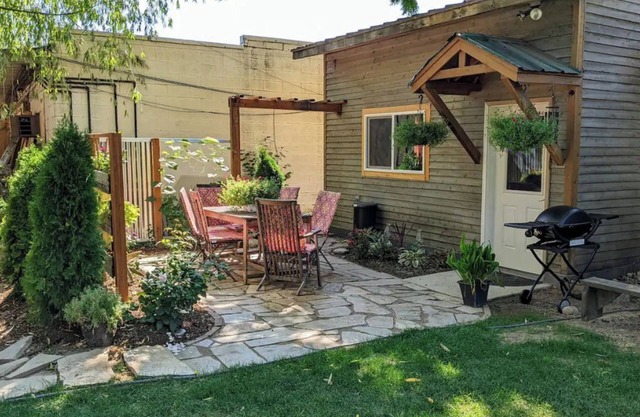 Cozy Charming Convenient Lake Street Retreat
