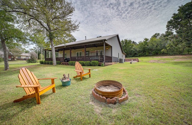 Cozy Checotah Retreat w/Deck Near Eufaula Lake