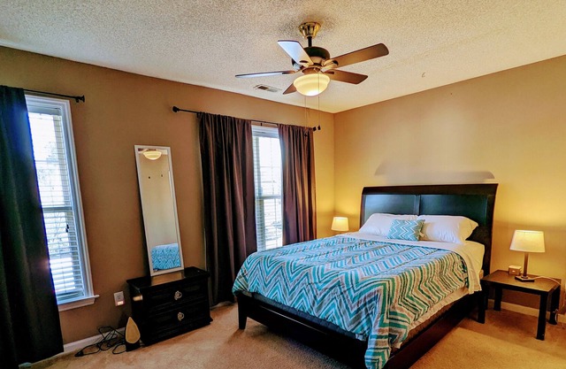Cozy Cheerful 2 bedroom 2 1/2 bath townhome.