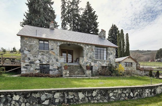 Cozy Chelan getaway! Summer filling up fast. Midweek, May and Sept available.