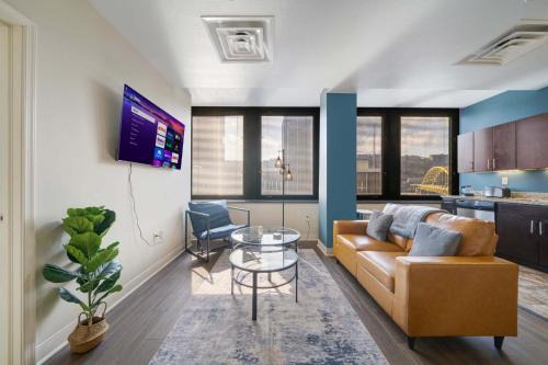 Cozy Chic DOWNTOWN PITTSBURGH 7TH FLOOR VIEWS FAST WIFI 24-7 Gym Lounge Roku