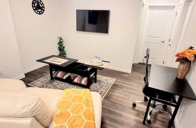 Cozy & Clean 2Bedrms (2 Queen Beds) + Free Street Parking