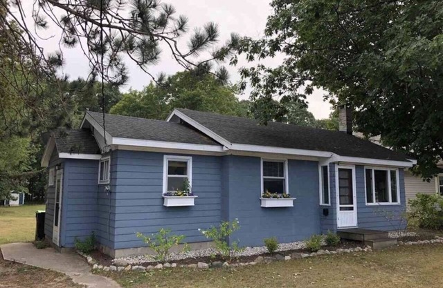 Cozy, Clean, Pet-Friendly Cottage - Newly Remodeled Bathroom! Walk to Town