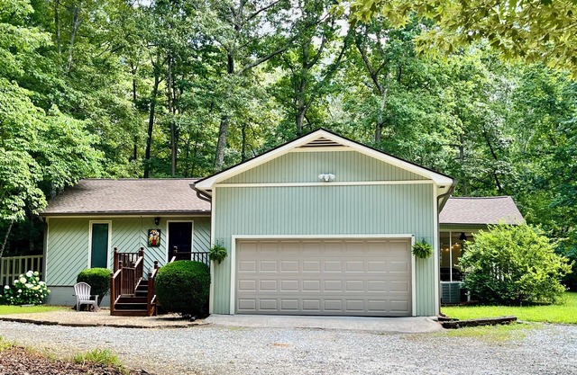 Cozy, clean, spacious in town cottage