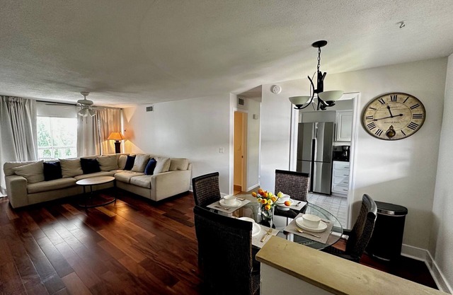 Cozy Coastal Getaway/Short walk to Intracoastal/Pool Access.