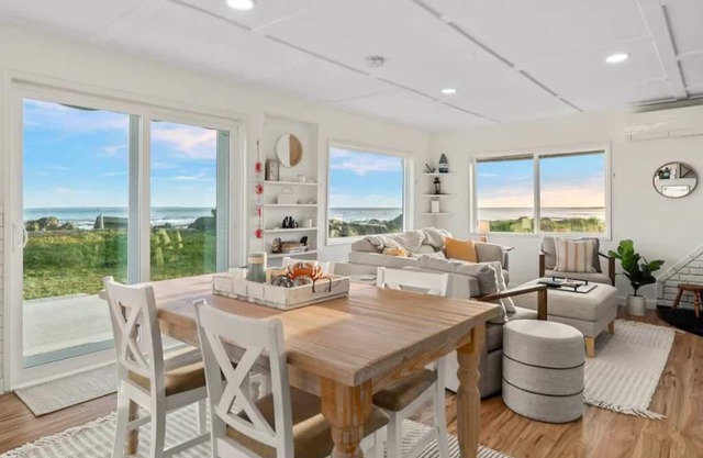 Cozy Coastal Getaway Panoramic Ocean Views