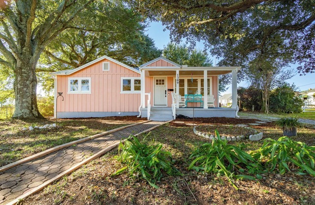 Cozy Coastal Retreat: Charming 2-Bedroom Cottage in Morehead City!