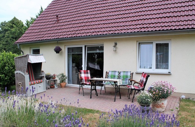 Cozy Coastal Stay with Garden