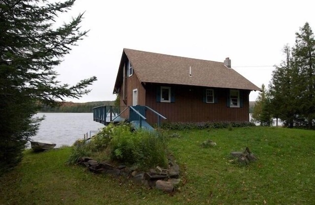 Cozy Coles Pond Cottage