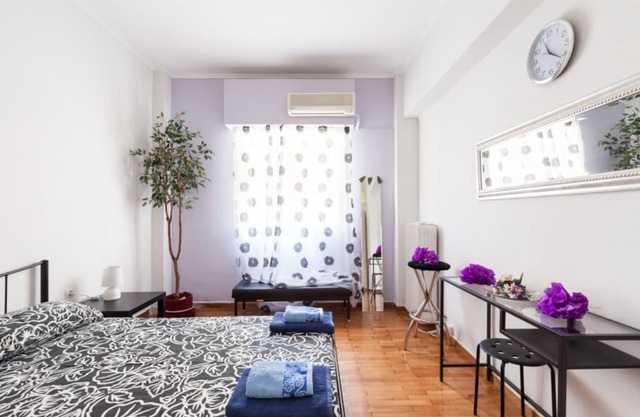 Cozy comfort apartment 60 m2 near center of Athens