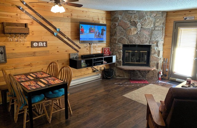 Cozy Condo, 2 beds, 2 baths, kitchen, near Rocky Mtn Natl Park, golf and more!