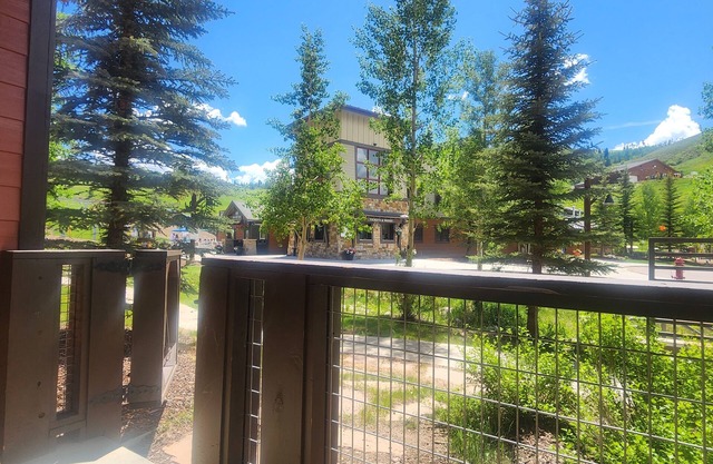 🚴Cozy condo at Granby Ranch! Ski in/out, 30 seconds to lift, coffee, & après!⛷️