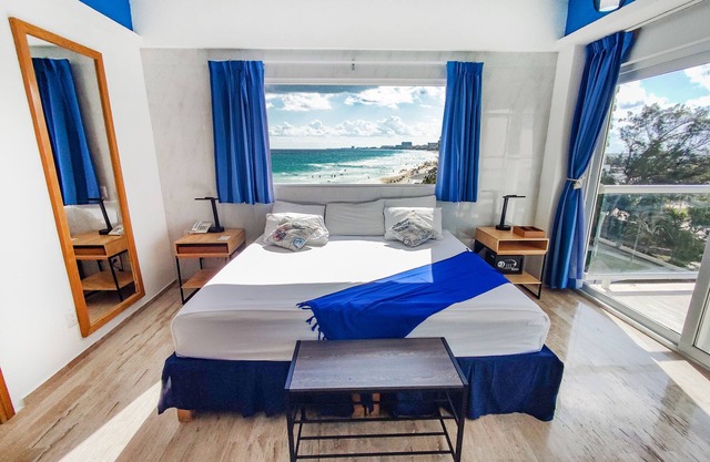 Cozy Condo Beachfront Bedroom w/Beach View & Unbeatable Location