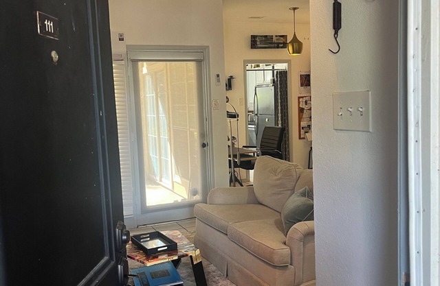 Cozy condo in delightful Dallas with AC, WiFi