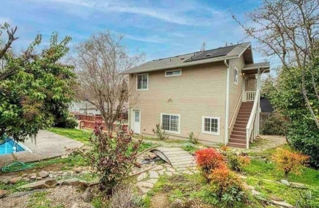 Cozy Condo in East Medford w/Pool and Hot Tub