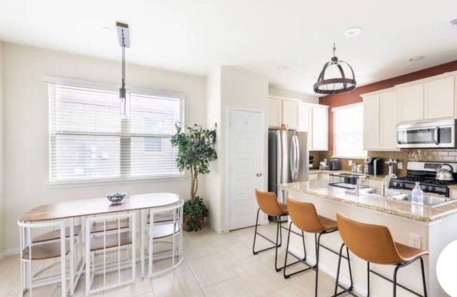 Cozy condo in Round Rock! Charm of Austin in a quiet setting. Pet friendly!